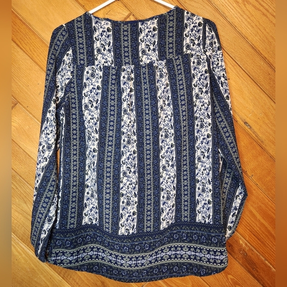 Rue 21 blue and white floral striped long sleeve blouse size medium - Picture 7 of 11